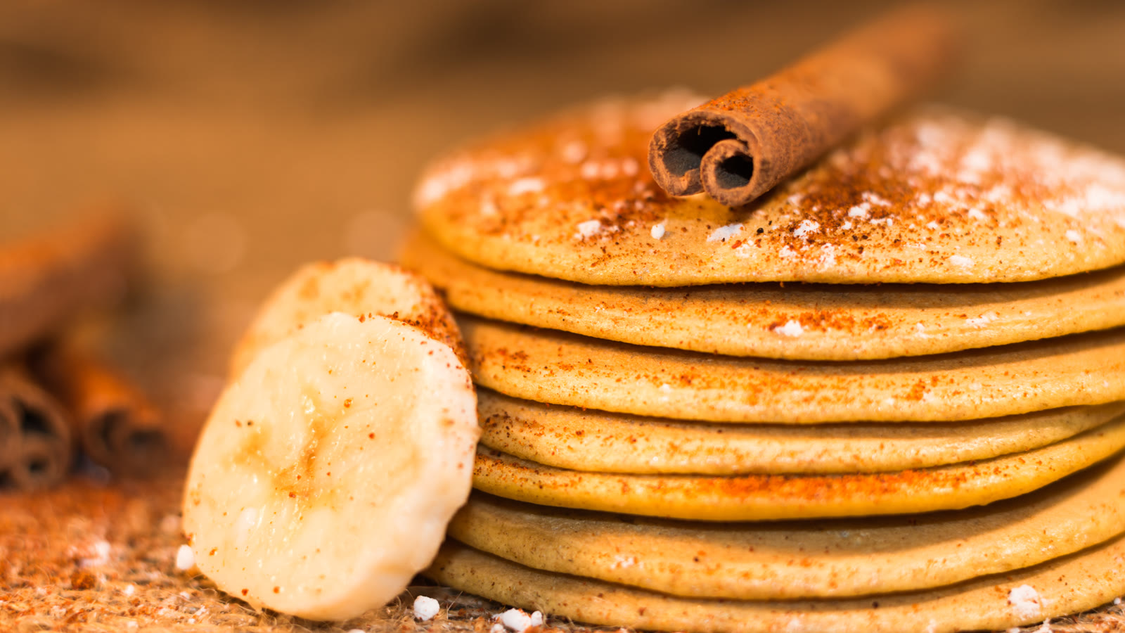 Stak bananpandekager med banan og kanel